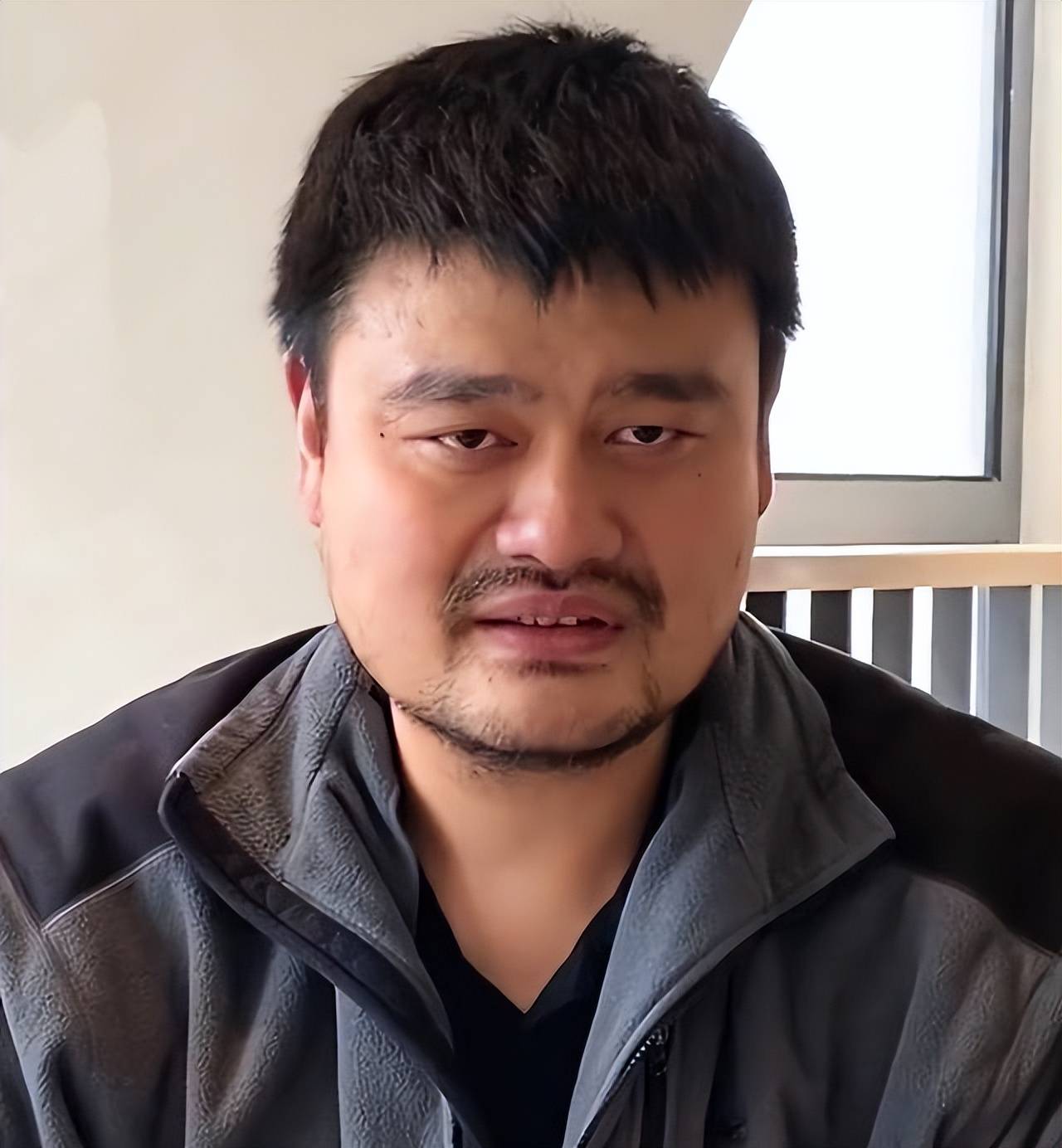 姚明现身美国，严重发福胖成普通人，身后张兆旭提着行李像保镖