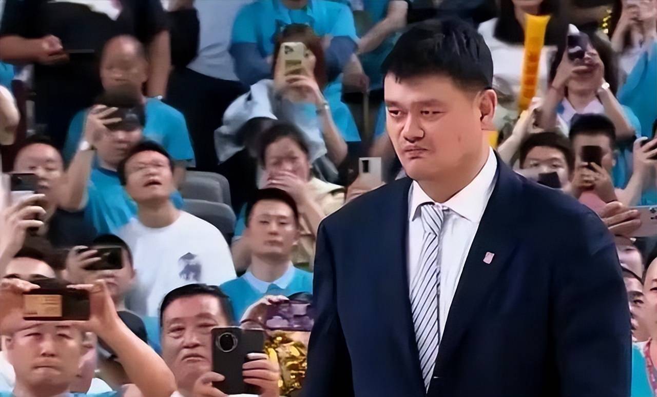 姚明现身美国，严重发福胖成普通人，身后张兆旭提着行李像保镖