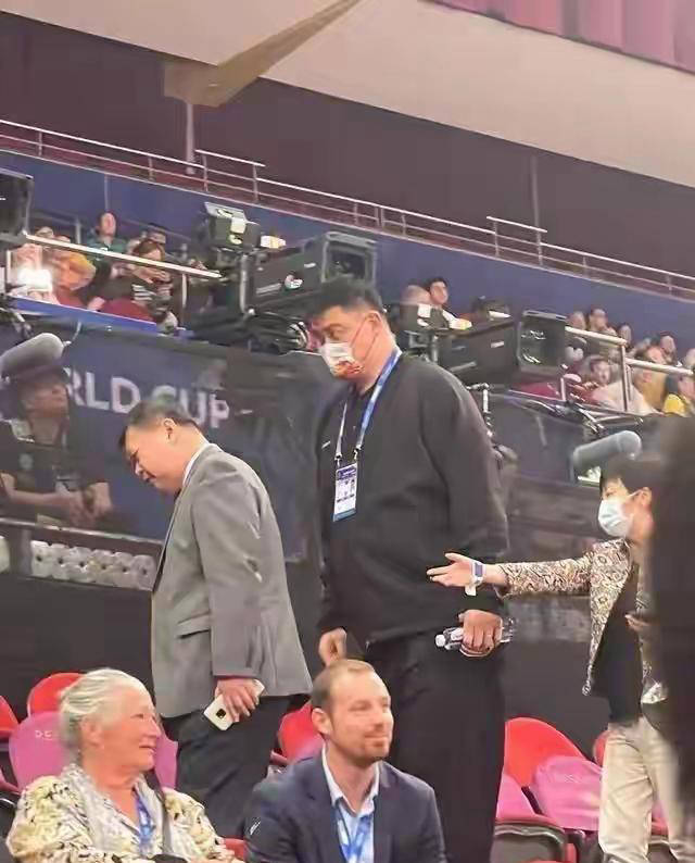 姚明现身旧金山！体型微胖，张兆旭疑似陪同，引人关注