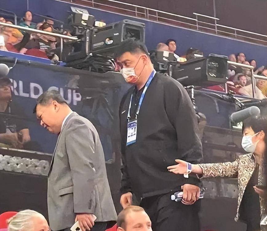 姚明现身美国！身材发福似常人，张兆旭相伴如保镖