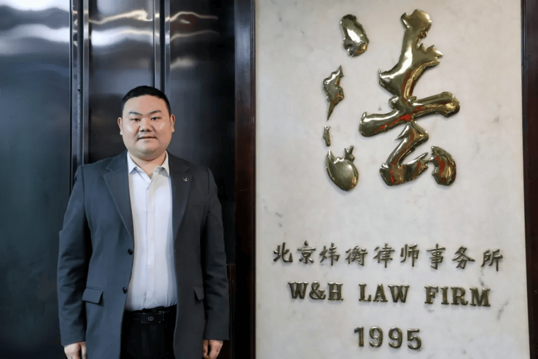 10年6战法考终上岸的北大保安将到律所工作，北大为其发文：勇敢的人们都将不断驱使自己，向高处去