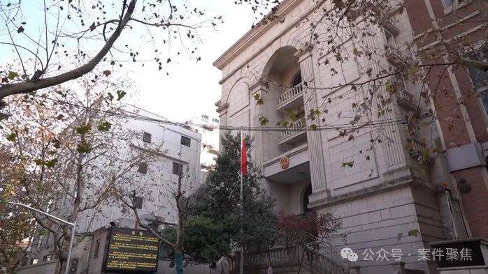 男子离婚时拿走前妻7个名牌包，更无语的是……