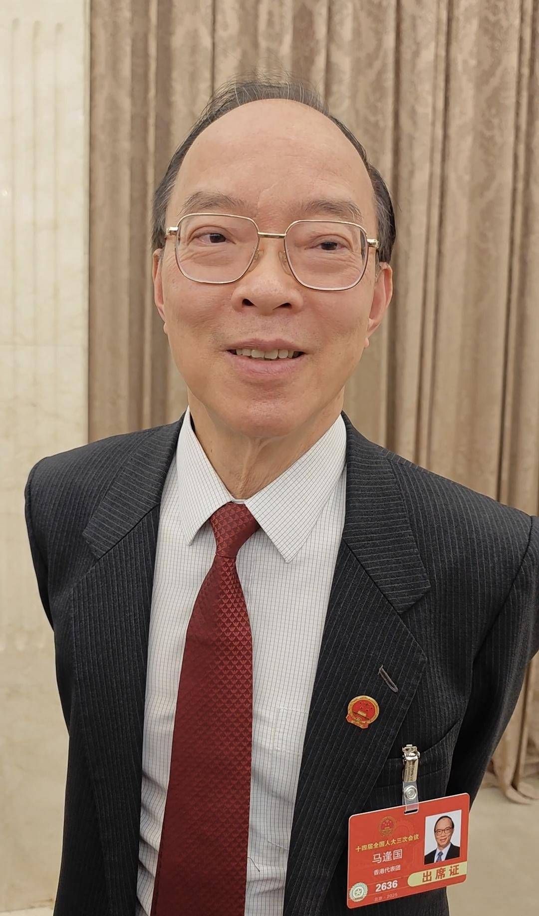 全国人大香港代表团团长马逢国：香港一位女警察报名航天员选拔，正接受训练