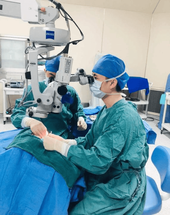 “快救救我！”男子拆快递时遭遇飞来横祸，几十根细刺瞬间扎入眼球