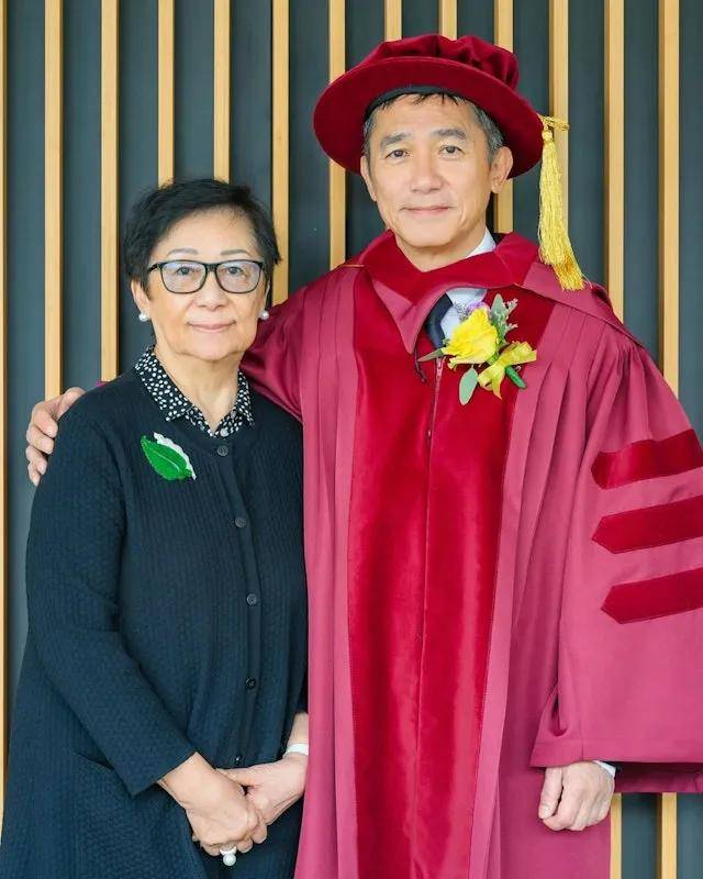 娱记查小欣公开梁朝伟求婚细节，现场照片丢失，兰花戒指定终身