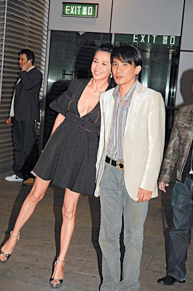 娱记查小欣公开梁朝伟求婚细节，现场照片丢失，兰花戒指定终身