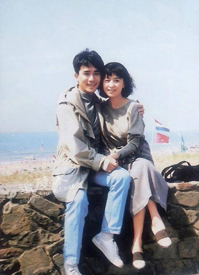 娱记查小欣公开梁朝伟求婚细节，现场照片丢失，兰花戒指定终身