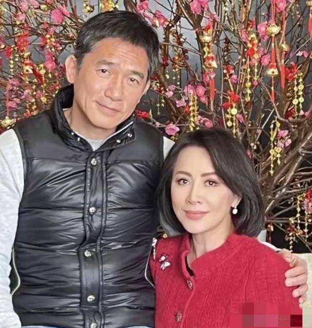 娱记查小欣公开梁朝伟求婚细节，现场照片丢失，兰花戒指定终身