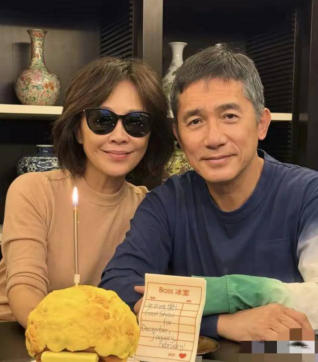 娱记查小欣公开梁朝伟求婚细节，现场照片丢失，兰花戒指定终身