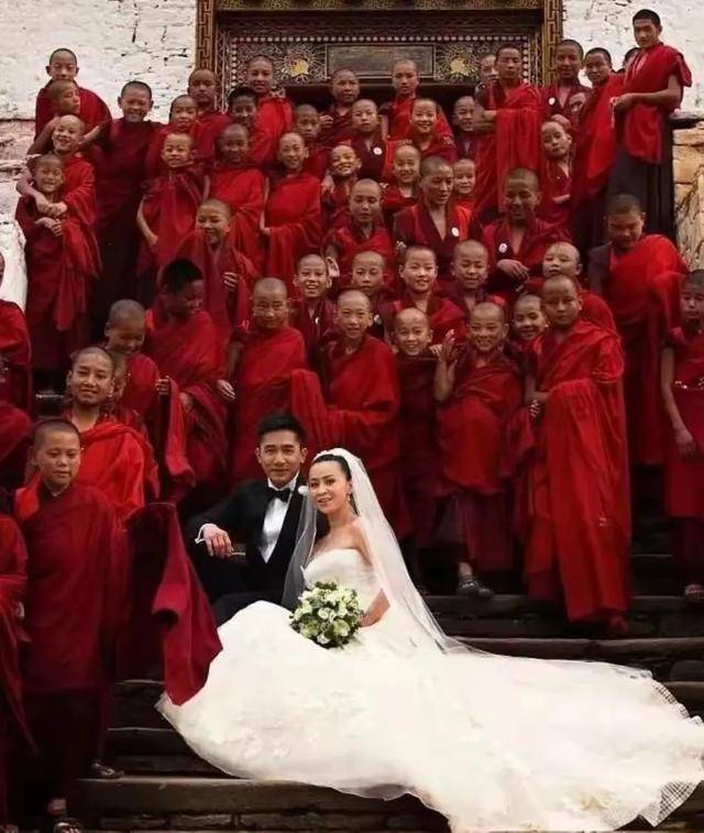 娱记查小欣公开梁朝伟求婚细节，现场照片丢失，兰花戒指定终身