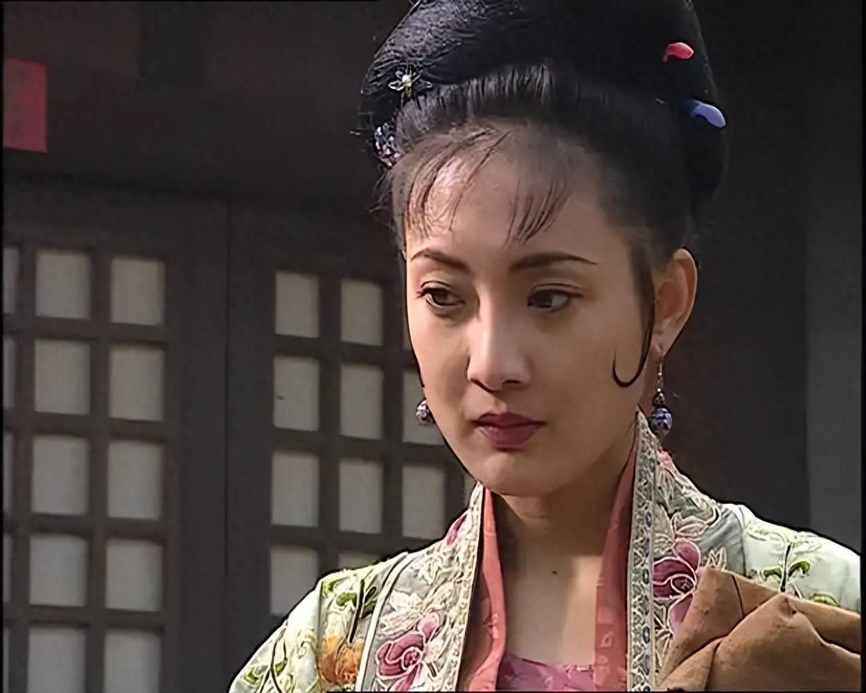 石秀揭露潘巧云奸情，逼迫杨雄杀掉潘巧云与侍女，实际是另有隐情