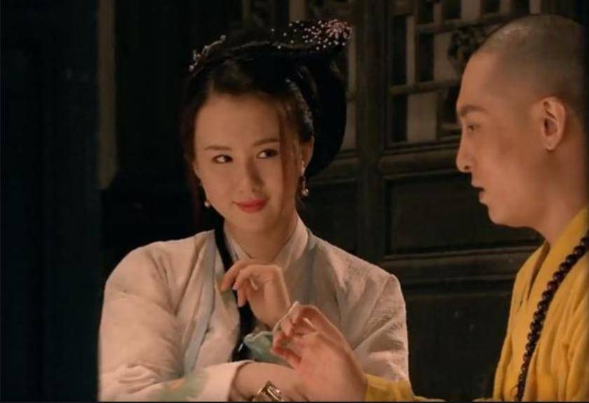 石秀揭露潘巧云奸情，逼迫杨雄杀掉潘巧云与侍女，实际是另有隐情