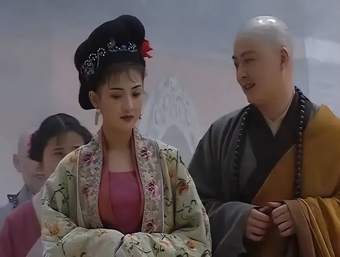 石秀揭露潘巧云奸情，逼迫杨雄杀掉潘巧云与侍女，实际是另有隐情