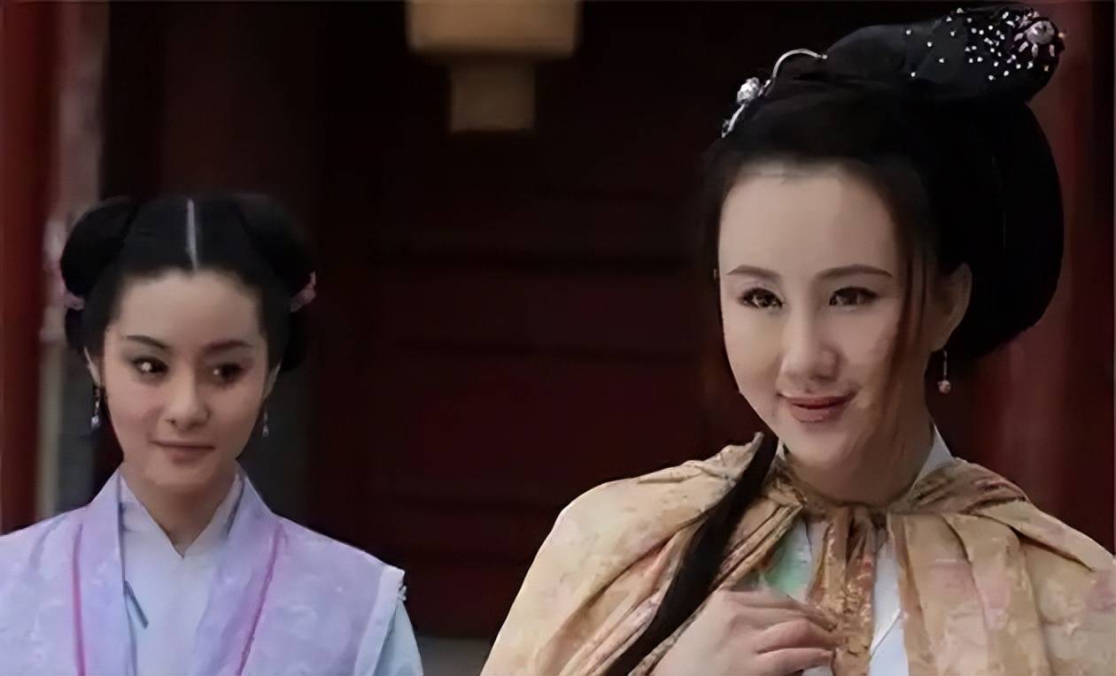 石秀揭露潘巧云奸情，逼迫杨雄杀掉潘巧云与侍女，实际是另有隐情