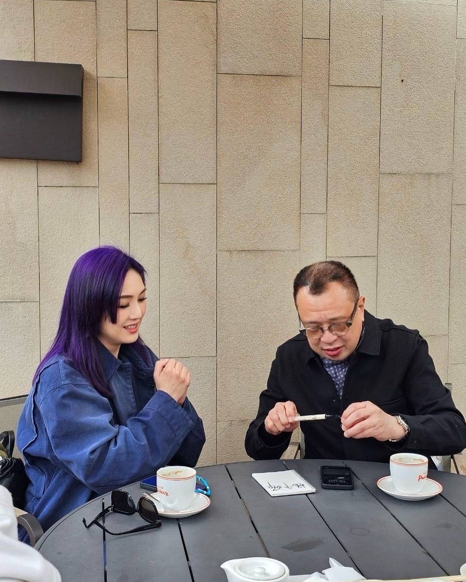 再玩回忆杀！杨千嬅见完吴彦祖再和许绍雄合体 两人开心玩自己的梗
