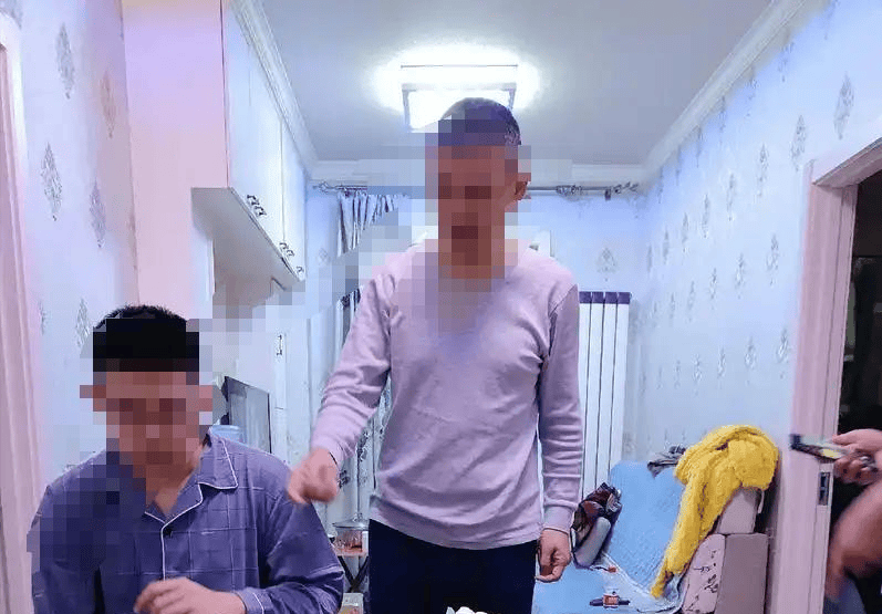 云南男生考700分上北大被父亲暴揍，报警后才知道父亲的真实身份