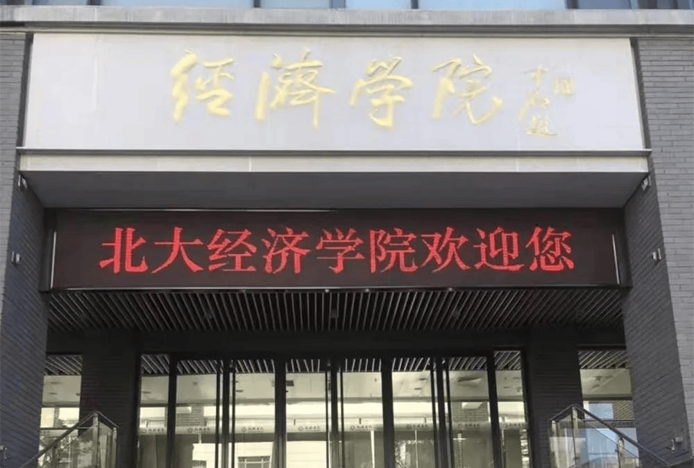 云南男生考700分上北大被父亲暴揍，报警后才知道父亲的真实身份