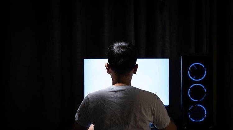 云南男生考700分上北大被父亲暴揍，报警后才知道父亲的真实身份