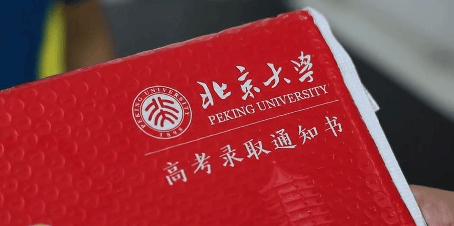 云南男生考700分上北大被父亲暴揍，报警后才知道父亲的真实身份
