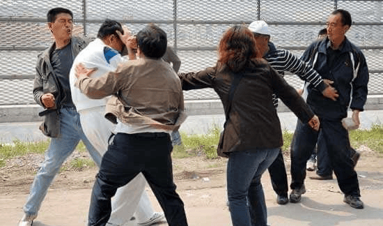 云南男生考700分上北大被父亲暴揍，报警后才知道父亲的真实身份