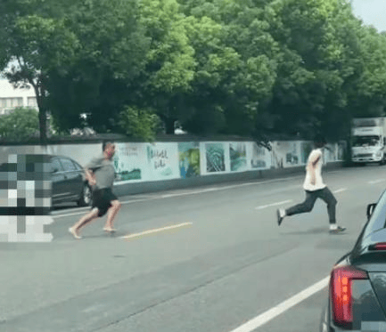 云南男生考700分上北大被父亲暴揍，报警后才知道父亲的真实身份