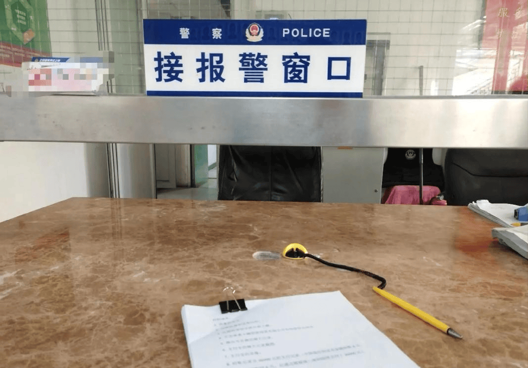 云南男生考700分上北大被父亲暴揍，报警后才知道父亲的真实身份