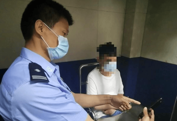 云南男生考700分上北大被父亲暴揍，报警后才知道父亲的真实身份