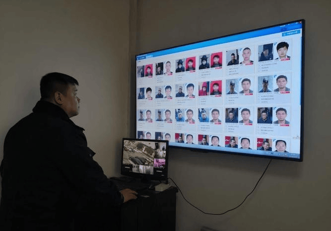 云南男生考700分上北大被父亲暴揍，报警后才知道父亲的真实身份