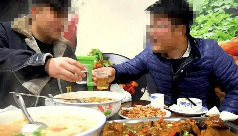 云南男生考700分上北大被父亲暴揍，报警后才知道父亲的真实身份