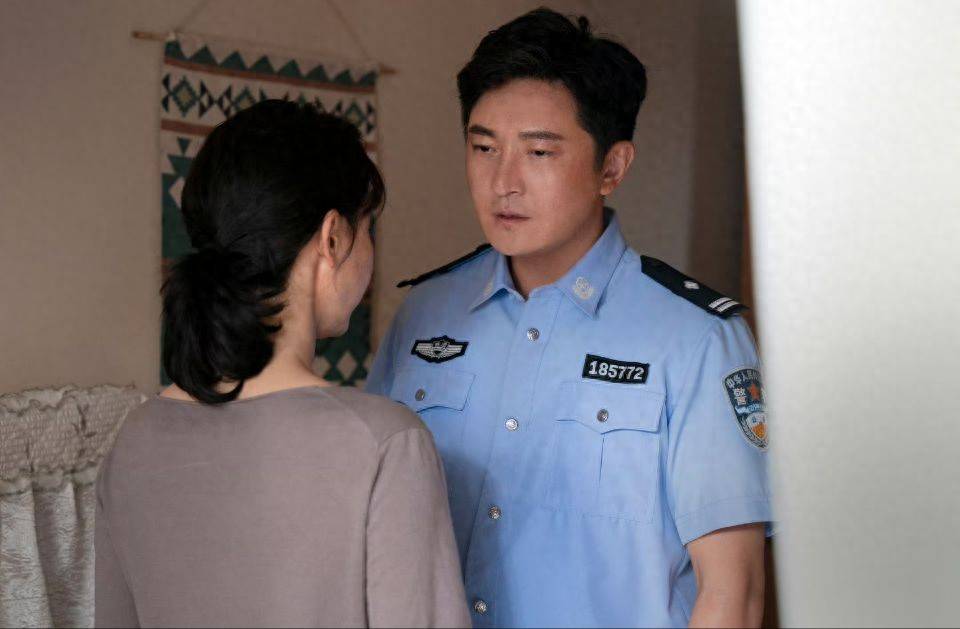 《驻站》直到郑义自杀，常胜才发现，王冬雨举报父亲的真相