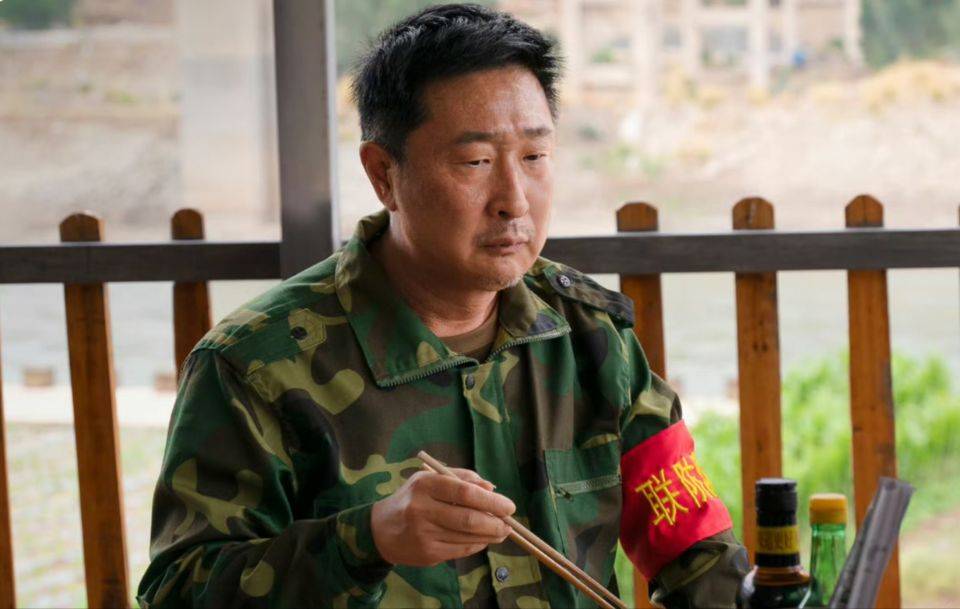 《驻站》直到郑义自杀，常胜才发现，王冬雨举报父亲的真相