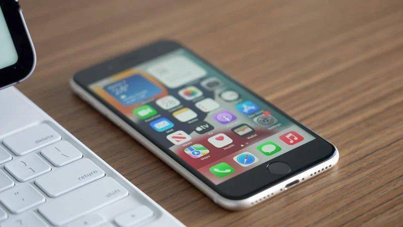苹果 iPhone 屏幕迈入 6.x 英寸时代，不再销售“小屏”智能手机