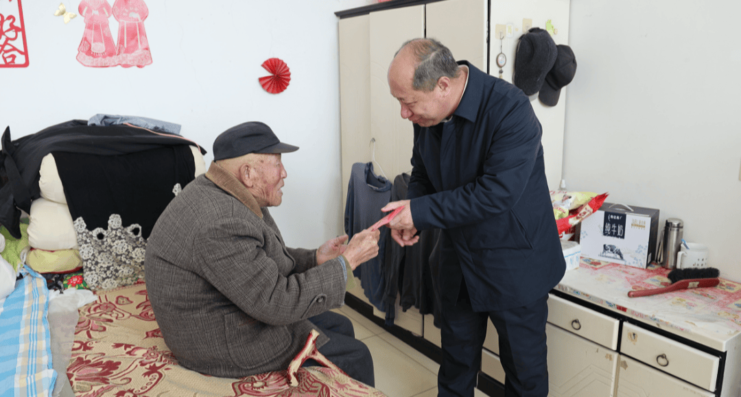 【新春走基层】胡锦涛走访慰问建国前老党员