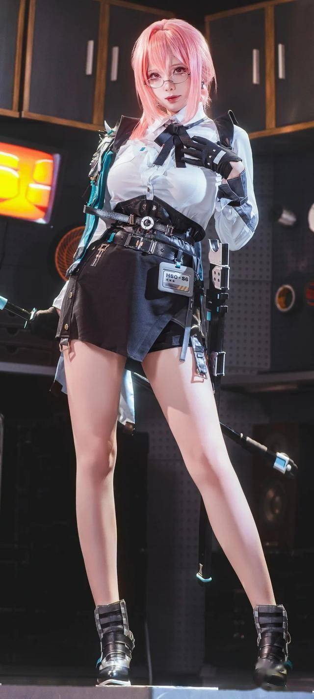 绝区零：榛子cos月城柳，绝美大长腿，肌肤如玉，尽显风姿！