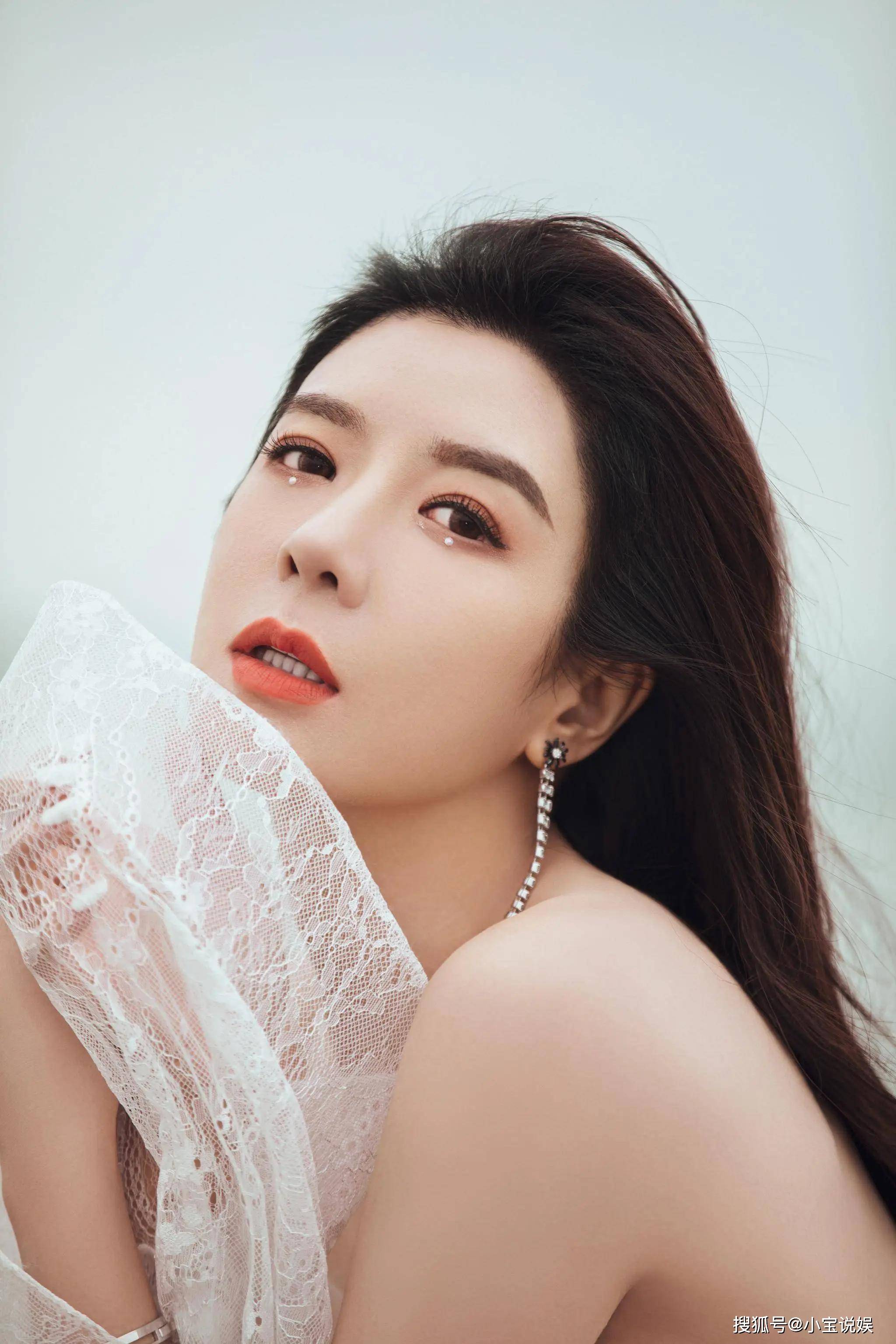 周韦彤：初代宅男女神，薄纱款款，姿态尽显身材