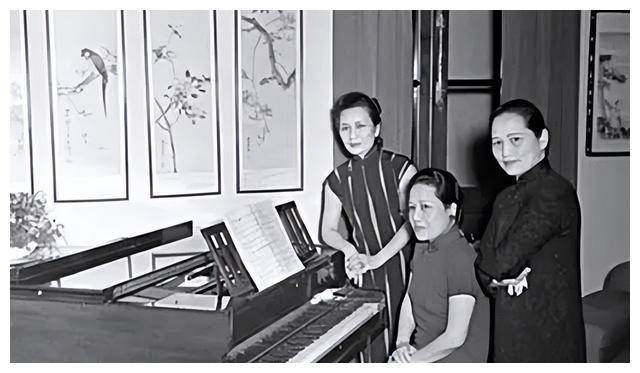 1927年宋庆龄流亡苏联，蒋介石勾结欧美媒体，传谣宋庆龄再婚