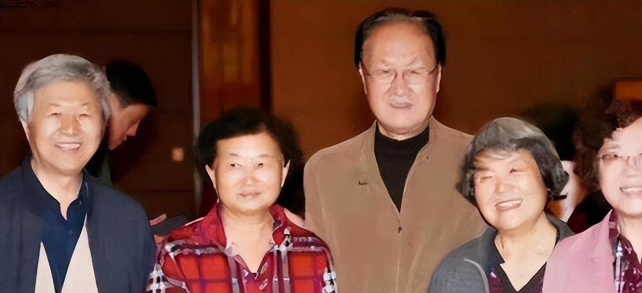 李作鹏长女李大征：父亲入狱后失去铁饭碗，靠摆地摊买别墅成富豪