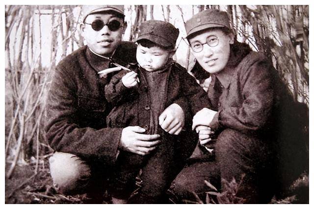 李作鹏晚年安置太原，床头备有铁棍用来防身，家里曾遭贼进入盗窃