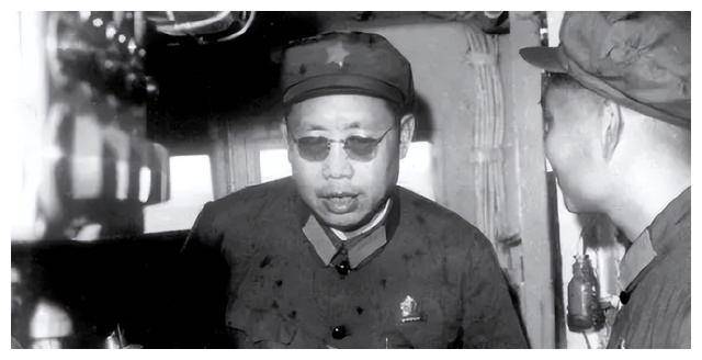 李作鹏晚年安置太原，床头备有铁棍用来防身，家里曾遭贼进入盗窃