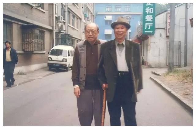 李作鹏晚年安置太原，床头备有铁棍用来防身，家里曾遭贼进入盗窃