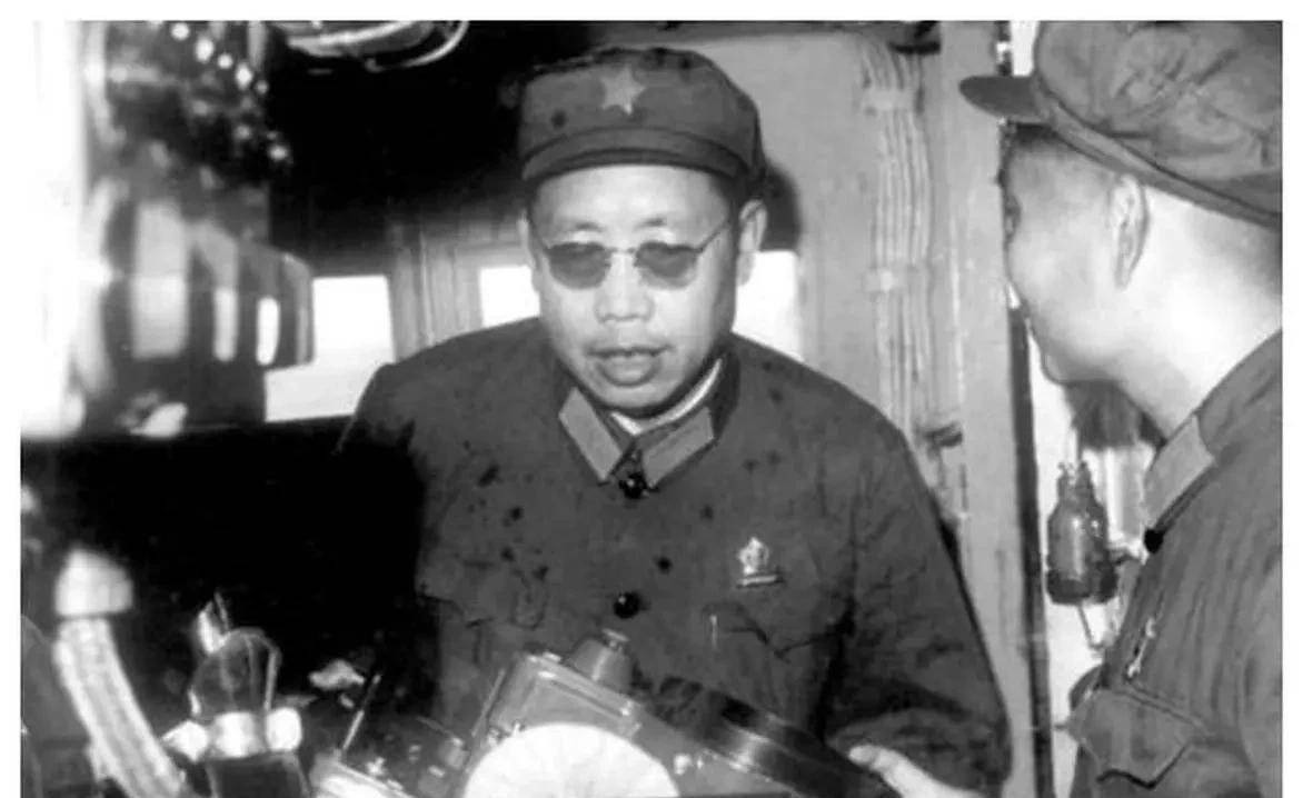 他在职务提拔上与李作鹏产生隔阂，指责：论德、才，还是论资格？
