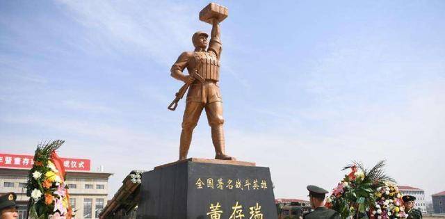 董存瑞19岁牺牲后，留下年轻的妻子，妻子的做法让人泪目