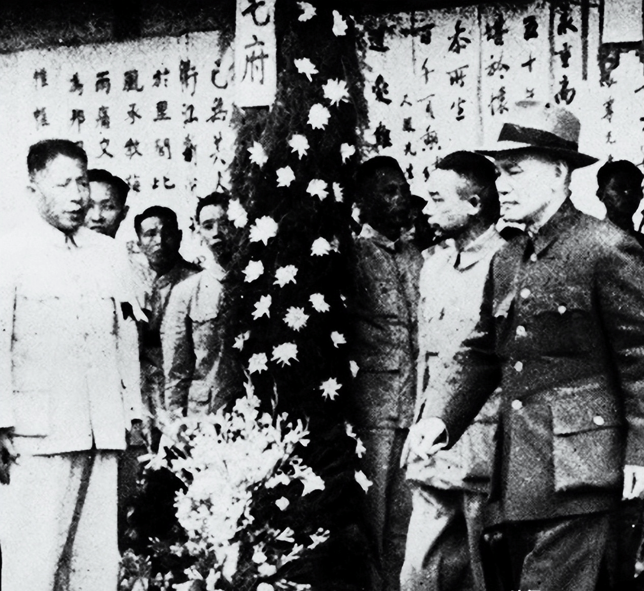 1956年，病危的毛人凤喝下妻子的药后一命呜呼，妻子：死了也好