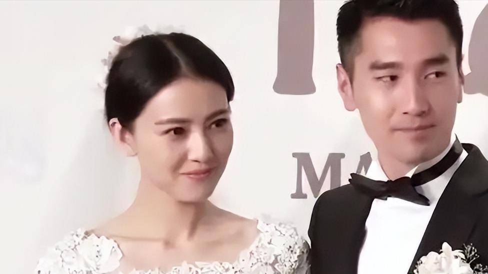 高圆圆一家三口外出游玩，赵又廷情绪失控眼神吓人，老婆拉着劝阻