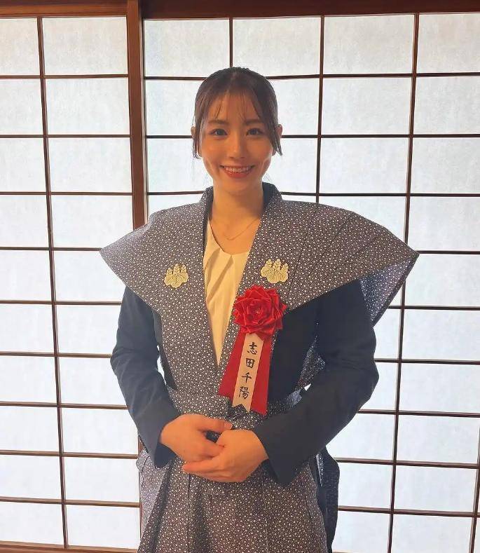 日本羽球女神成“国民老婆”，身材饱满颜值高！晒和尚弟弟合影！