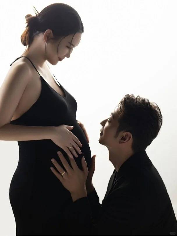 港星高钧贤女儿出生！小10岁富婆老婆冒险提前剖，女方二婚带两娃