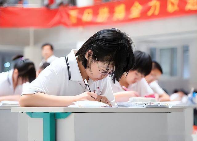 24年世界大学排名，中美俄上榜差距断崖：美107所俄16所，中国呢