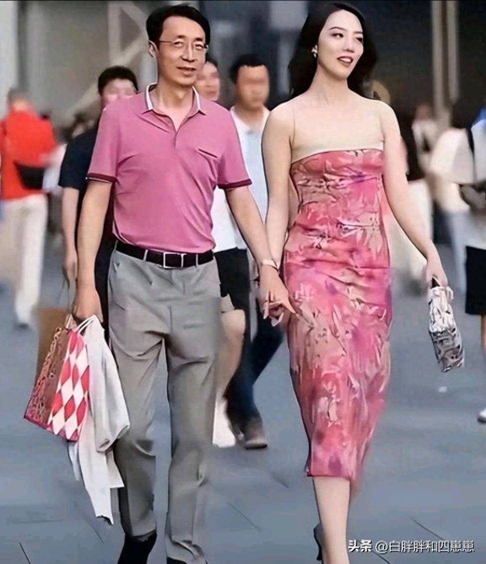 太炸裂啦，胡总牵手董小姐，却牵出中石油刚刚退休的大老虎