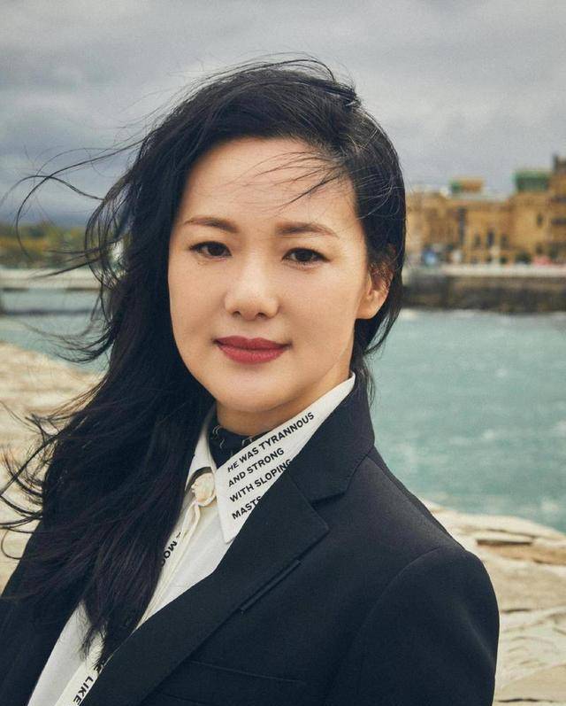 从原生家庭中杀出来的她，嫁给王菲初恋，是最不值得一提的事