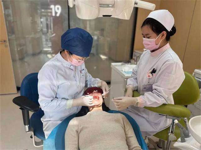 可乐牙，17岁女孩一天5瓶可乐泡腐15颗牙，你还敢贪杯吗